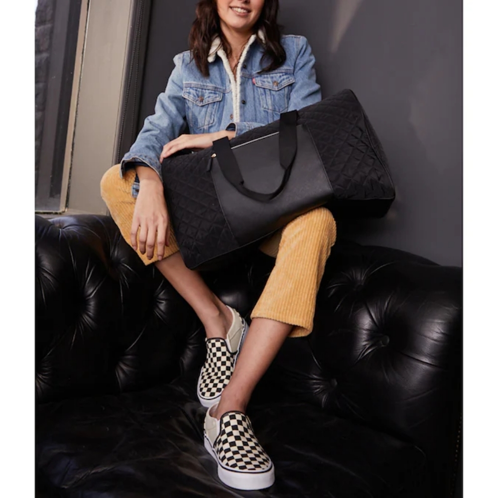 DSW Quilted Weekender Black w/ Zipped Side Pocket and Faux Leather Detail